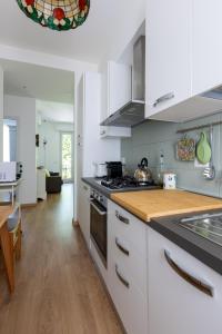 Bright Apartment - Steps from the Old Town