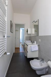 Bright Apartment - Steps from the Old Town
