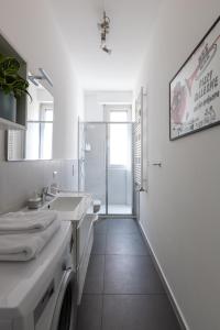 Bright Apartment - Steps from the Old Town