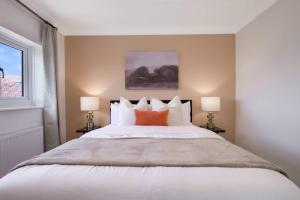 Stylish 3-Bed House Driveway Parking & Garden