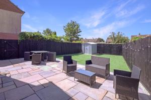 Stylish 3-Bed House Driveway Parking & Garden