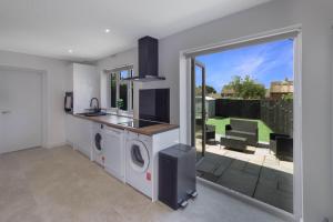 Stylish 3-Bed House Driveway Parking & Garden