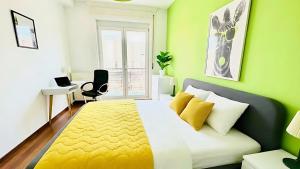 Top Central Aura Residency - Balcony - Steps to main attractions