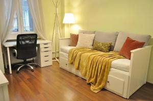 Top Central Aura Residency - Balcony - Steps to main attractions