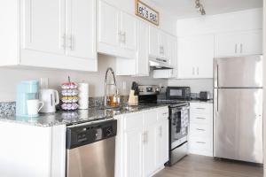 1BR Near UAB with Free Parking, Fast Wi-Fi, Workspace