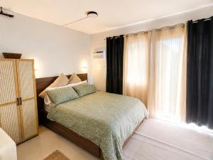 Spacious Studio w Pool, Gym, Smart Lock, Netflix
