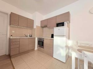Cozy Buda Apartment - AC - Sleeps 4 - Easy Access to Center