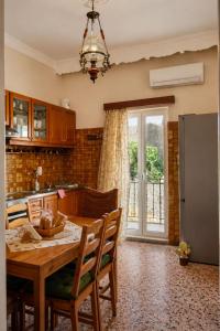 Mponanos Family House