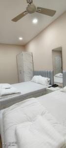 BK International Guest House - Near Esplanade & Park street Area