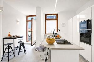 Quiet Oasis In Riva Heart with Balcony Dining - Happy Rentals
