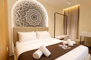 Modern Pool Side Studio Palm - Happy Rentals