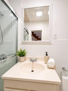 Private Bedroom Walk to PATH 15 min NYC Access