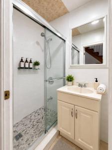 Private Bedroom Walk to PATH 15 min NYC Access