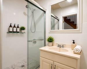 Private Bedroom Walk to PATH 15 min NYC Access