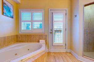 Private Rooftop Group Suite near Oriole Park - Eglinton Hotel