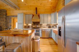 66-Acre Group Escape! Gateway to Grandfather Mtn