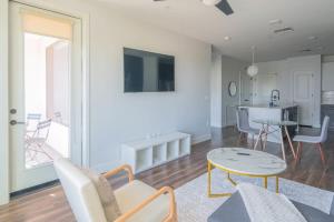 Heart of Tempe 1BD with Pool Gym Parking