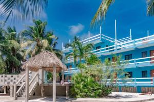 Cozy Suite for Two with WiFi AC Shared Pool Grill & Sunsets from the Rooftop
