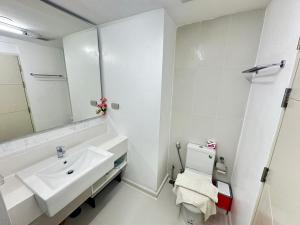 Pool & Garden Access Room - Seven Seas Condo by Som