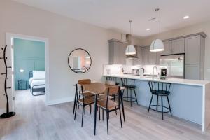 Prime West End 2BR W, SAUNA and Balcony Near Vandy!