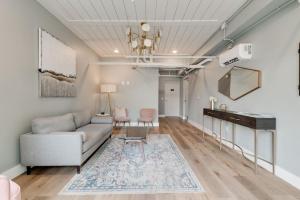Prime West End 2BR W, SAUNA and Balcony Near Vandy!