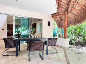 Tropical 3Br Retreat W Pool & Beach Essentials