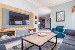 Havn House Modern Luxury & Pool Mountain Views