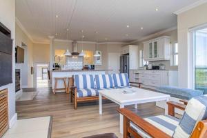 Salt & Sea Sandbaai Family Home, Sleeps 10, Ocean View