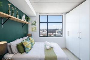 Modern Two Bedroom Unit, Mountain & Harbour Views