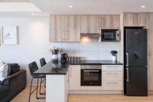 Modern Two Bedroom Unit, Mountain & Harbour Views