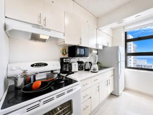 Ocean-view retreat with lanai & free parking