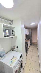 Departamento amplio con balcón y vista a la ciudad y la bahía