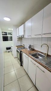 Departamento amplio con balcón y vista a la ciudad y la bahía
