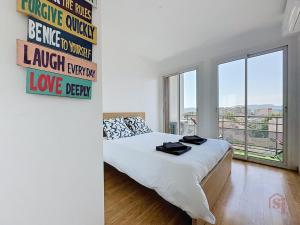 Balcony with BBQ - AC - La Timone 5 minutes away