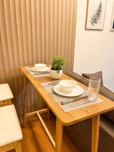 Modern 2BR Condo - Pool - Fast WiFi - Sleeps 5 - Backup Wifi - Self check in