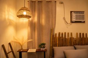 HIPIG Siargao- Classy Queen Size Stylish Room in General Luna - MAYON