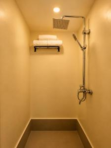 HIPIG Siargao- Classy Queen Size Stylish Room in General Luna - APO
