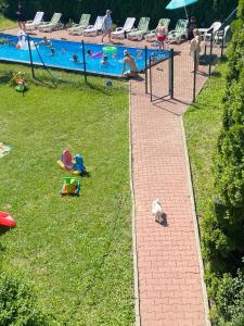 Dom lub apartamenty z widokiem na góry Wichrowe Wzgórza z basenem Brenna