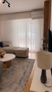 Stylish 1BR Apartment with Free Parking near City Center - Karposh