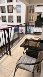 Stylish 1BR Apartment with Free Parking near City Center - Karposh
