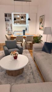 Stylish 1BR Apartment with Free Parking near City Center - Karposh