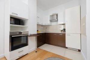 Air-Conditioned 3 Bedroom Apartment in Warsaw by Noclegi Renters