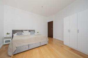 Air-Conditioned 3 Bedroom Apartment in Warsaw by Noclegi Renters