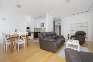 Air-Conditioned 3 Bedroom Apartment in Warsaw by Noclegi Renters