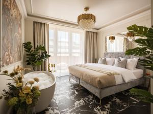 Feniks Main Square by Fragola Collection