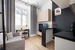 Funkcjonalne Studio z Antresolą Blisko Starego Miasta by Noclegi Renters