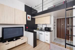 Funkcjonalne Studio z Antresolą Blisko Starego Miasta by Noclegi Renters