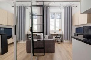 Funkcjonalne Studio z Antresolą Blisko Starego Miasta by Noclegi Renters