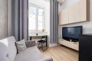 Funkcjonalne Studio z Antresolą Blisko Starego Miasta by Noclegi Renters