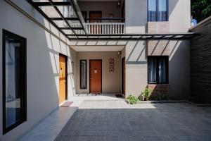 Urbanview Hotel Syariah Viero Condet